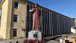 Ўш шаҳрида буюк шоир ва мутафаккир Алишер Навоийга ҳайкал ўрнатилди