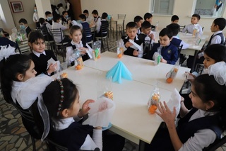 Қорақалпоғистонлик ва хоразмлик ўқувчиларга бепул овқат етказиб берила бошланди