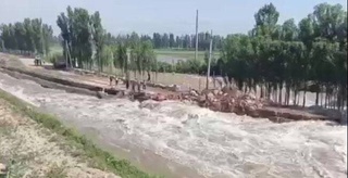 В Андижанской области в результате прорыва Южно-Ферганского канала затопило улицы