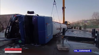 Nukusda propan tashuvchi yuk mashinasi ag'darilib ketdi