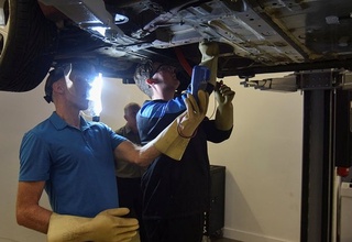 Электромобилларни таъмирлаш хавфли экани маълум бўлди