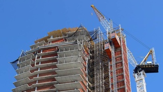 Сколько жилых домов введено в эксплуатацию в 2020 году?