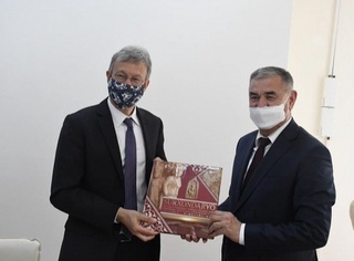 AQSh elchixonasi Termiz davlat universiteti kutubxonasiga badiiy kitoblar sovg'a qildi