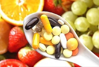 От тромбоза до повреждения печени: названы пять опасных сочетаний лекарств и продуктов