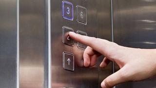 Toshkentdagi yangi binolardan birida 32 yoshli ayol liftda qamalib, vafot etdi