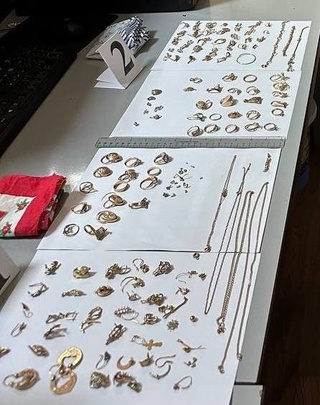 Dastroʻmolga berkitilgan zargarlik buyumlari egasini fosh qilib qoʻydi