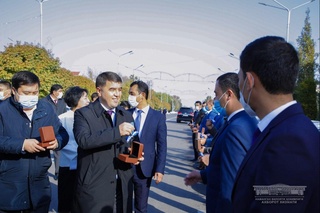 Наманганда хотин-қизлар бўйича маслаҳатчилар ва ҳокимликлар ахборот хизматлари раҳбарларига  хизмат автомобиллари топширилди