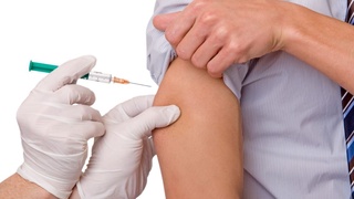 Шифокор коронавирусга қарши эмлашдаги хавф-хатар ҳақида огоҳлантирди