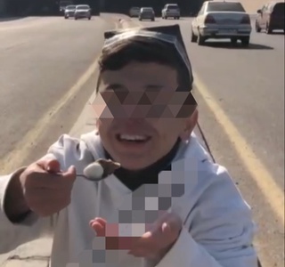 Yosh tik-tokchi yoʻl ustida ovqatlangani uchun onasiga chora koʻrildi