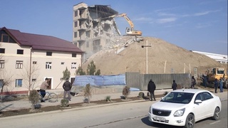 Жиззахдаги ноқонуний қурилиш тадбиркорнинг ўз маблағи ҳисобидан бузилмоқда