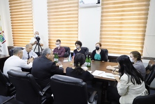 Қўқонда АҚШдан келган ўқитувчи эҳтиёжманд оила фарзандларига бепул дарс беради