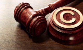 Шоир қўшиқчини судга берди