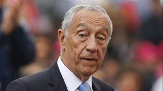 Президент Португалии помог спасти двух тонущих в море женщин