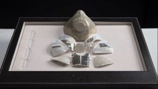 Медицинская маска из золота с бриллиантами