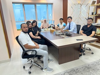 Ўзбекистон дипломатлари Дубайда меҳнат қилаётган ватандошларимиз ҳолидан хабар олди