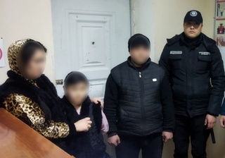 Фарғона вилоятида адашиб қолган қизча ота-онаси бағрига соғ-омон қайтарилди