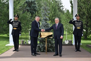 Президенти Ӯзбекистон ва Сарвазири Словакия якҷоя дар Хиёбони меҳмонони фахрӣ дарахт шинонданд