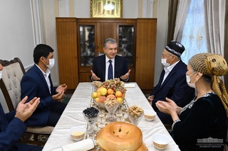 Президент бо намояндагони насли калонсол суҳбат кард