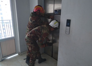 Қашқадарёда болалар лифтда қамалиб қолди