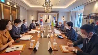Өзбекстан делегациясы Сеулде Корея Республикасының Мемлекеттік заң шығару министрімен кездесті