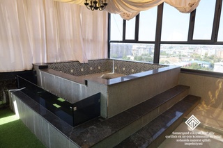 Samarqandda fuqaro koʻp qavatli uyning yuqori qismiga “basseyn” qurdi