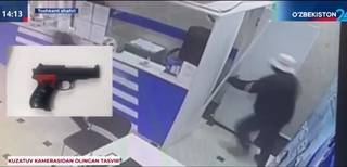 Bankka oʻyinchoq toʻpponcha bilan hujum qilgan erkak videosi eʼlon qilindi