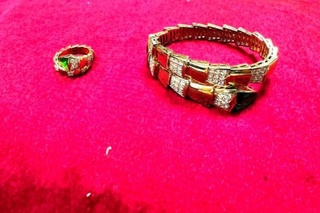 “Тошкент” халқаро аэропортидан ноқонуний тилла заргарлик буюмларини олиб ўтмоқчи бўлган шахслар ушланди