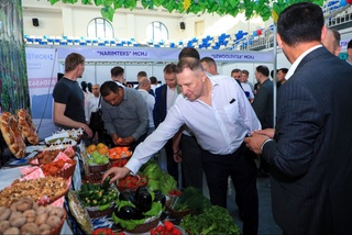 Свердловск делегацияси Фарғонада ишлаб чиқарилган маҳсулотлар ҳамда миллий ҳунармандчилик кўргазмаси билан танишди