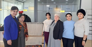 Предпринимательница из Учкудукского района Навоийской области подарила двум безработным женщинам из Нукуса инструменты для ковроткачества