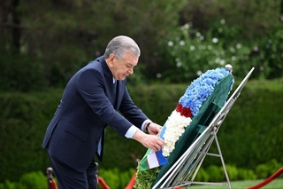 Өзбекстан Президенти Ҳайдар Алиевтиң естелигине ҳүрмет көрсетти