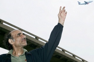 Parij aeroportida 18 yil yashagan eronlik qochqin vafot etdi