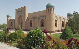 Сайёҳлар талпинаётган воҳа