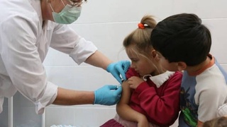 CУТ бори аввал иҷозат дод, ки кӯдакон ва наврасон аз коронавирус эм карда шаванд