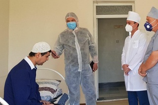 Бухорода коронавирусга чалинган бемор мураккаб жарроҳлик амалиётидан сўнг ҳаётга қайтди