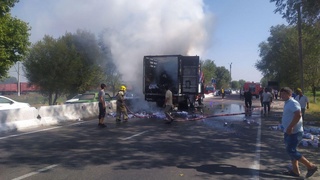 Sirdaryo avtotrassasida yuk avtomobili yonib ketdi