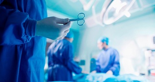 Беморнинг соғлом оёғини адашиб кесиб қўйган ва унинг ўлимига сабабчи бўлган шифокор судланди