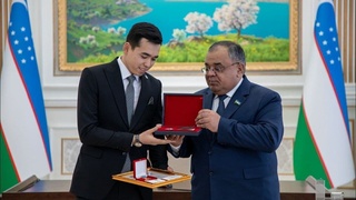 Navoiy viloyati hokimi xalqaro tanlov g'olibini taqdirladi