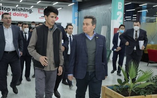 Министр ИКТ ознакомился с деятельностью учебного центра «DATA»