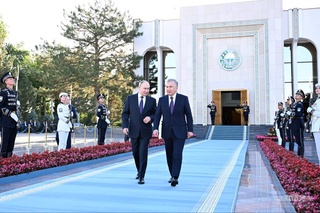 Президенти Ӯзбекистон Президенти Русияро самимона гусел кард