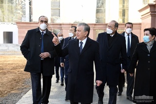 President inspects the new Senate building under construction