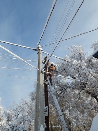 Электр узатиш тармоқлари ва трансформатор пунктларида юзага келган носозликлар бартараф этиб борилмоқда