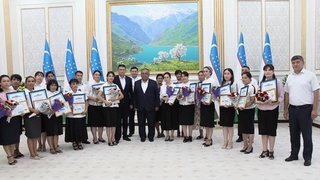 Науаи облысының әкімі информатика оқытушыларын ақшалай сыйлықпен марапаттады