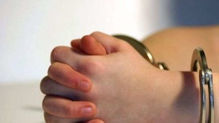 Бекободда 90 минг АҚШ долларини Тожикистонга ноқонуний олиб чиқмоқчи бўлган аёл ушланди