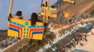 Людей выбросило из сломавшейся карусели в Китае