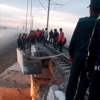 Jizzaxda yuk mashinasi temiryoʻl koʻprigining bir qismini shikastladi