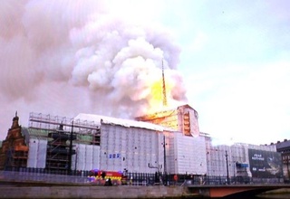 Копенгаген: дунёдаги энг қадимги фонд биржасида ёнғин содир бўлди