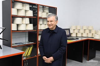 Шавкат Мирзияев «Шуманай экотекс» кәсіпорнының қызметімен танысты