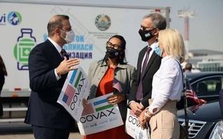 ЮНИСЕФ ба Ӯзбакистон барои нигаҳдории ваксинаҳо яхдонҳо интиқол дод