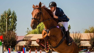 Крепко держатся ребята в седле