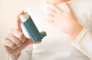 Бронхиал астма қандай белгилар билан намоён бўлади?